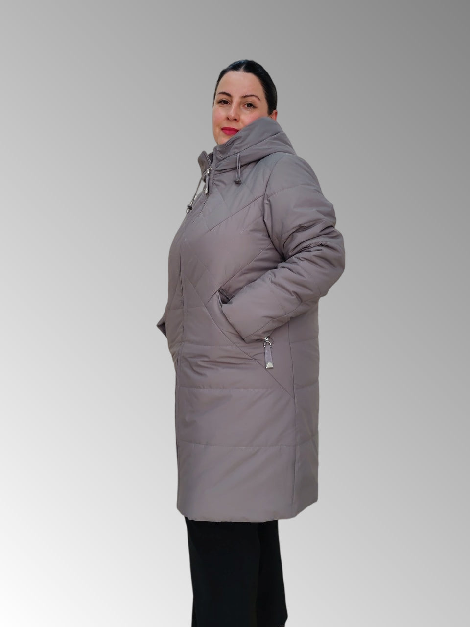 ქურთუკი - კომფორტული და მდგრადი თბილი და თხელი ქურთუკი გვერდითი ჯიბეებით პლუს ზომის ქალებისთვის.