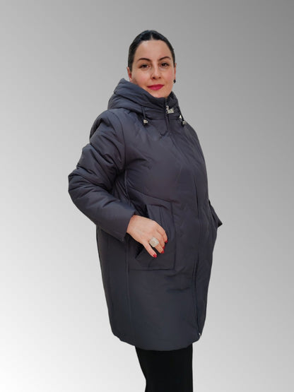 ქალის ზამთრის ქურთუკი დიდი ზომის, მუქი ფერის და ელეგანტური დიზაინი.