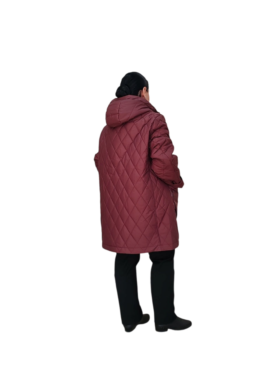 ქალთა თბილი ქურთუკი საქართველოში დიდი ზომის - ხარისხიანი მასალით მზადების პროცესში.