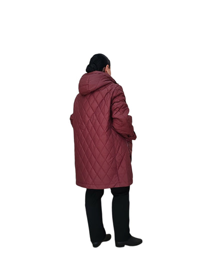 ქალთა თბილი ქურთუკი საქართველოში დიდი ზომის - ხარისხიანი მასალით მზადების პროცესში.