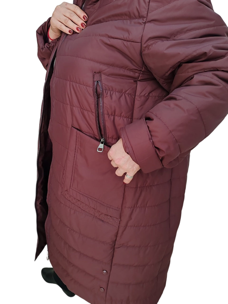 სრულყოფილი გრძელი ქურთუკი ქალების პლუს ზომები: ხელმისაწვდომი მოდური ფერები.