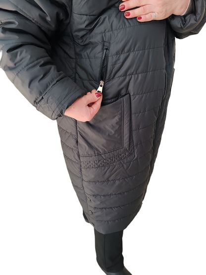 გრძელი ქალის მოდური ქურთუკი პლუს ზომაში: ვიზუალური ღირებულება და კომფორტი.