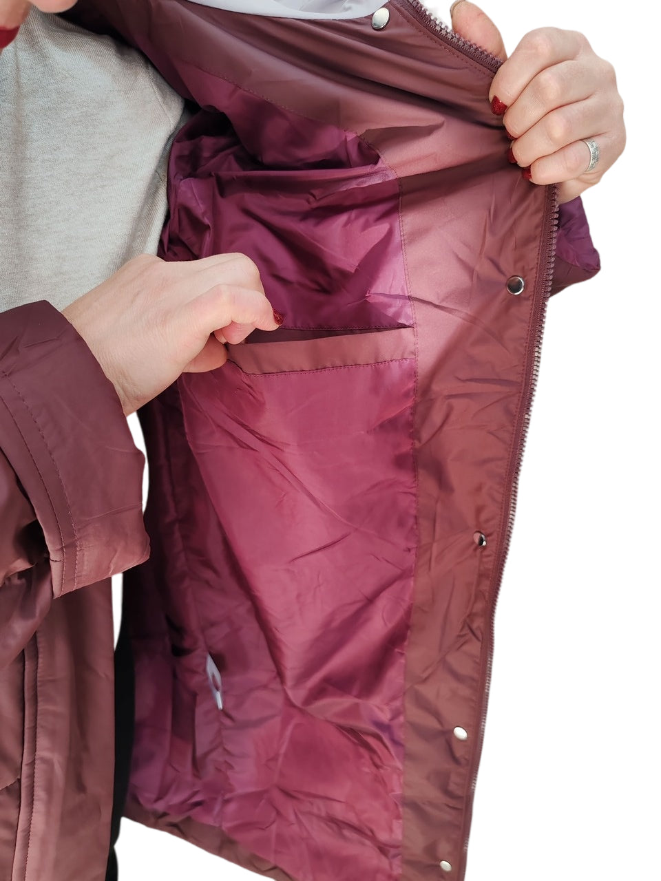 ქალთა ხანგრძლივი hooded ქურთუკი პლუს ზომა წვიმა და ქარი დაცვა - გარეული ბუნებისადმი მიძღვნილი დიზაინი.