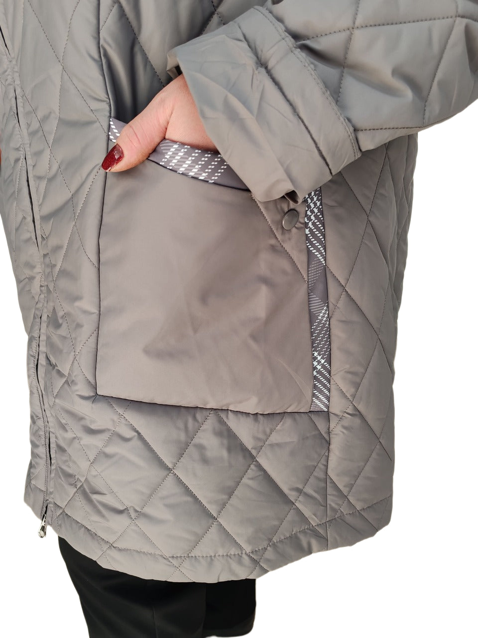 ქალთა თბილი ქურთუკი საქართველოში დიდი ზომის - შესანიშნავია ყველა ასაკისთვის.