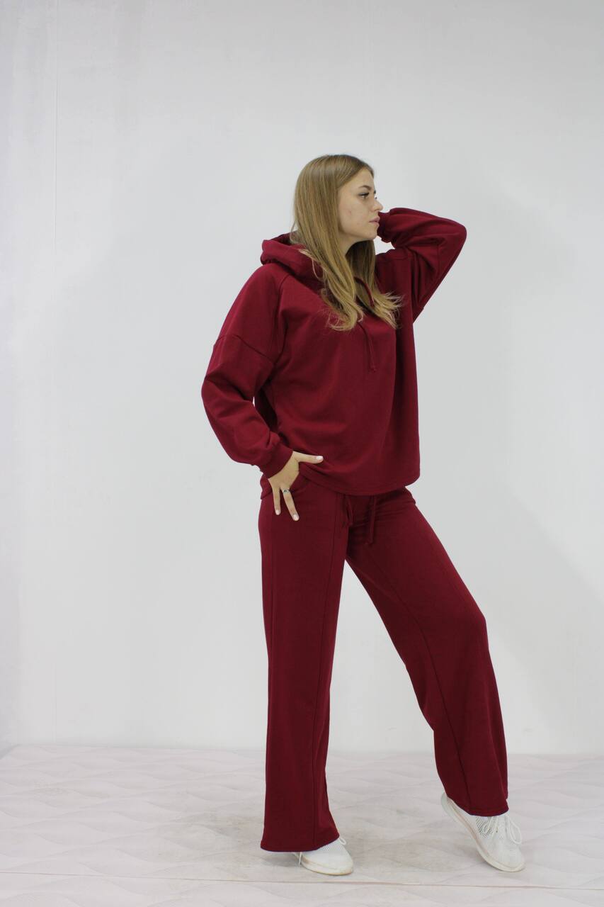 ქალის თავისუფალი კოსტუმი, შინდისფერი - მოდელი, რომელიც აცვია კოსტუმს, სახლში გამოსაყენებლად.