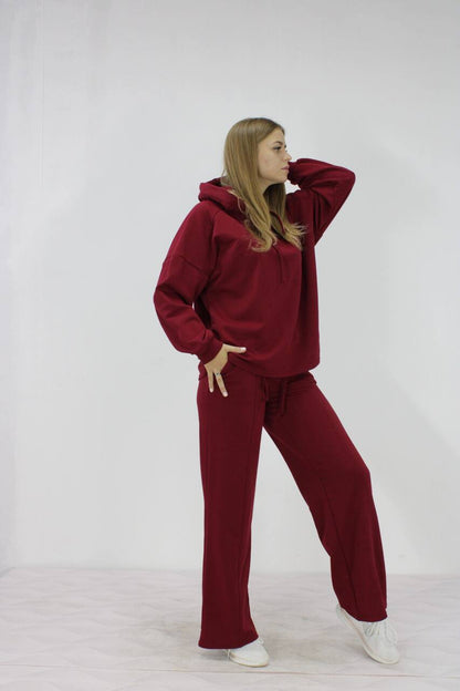 ქალის თავისუფალი კოსტუმი, შინდისფერი - მოდელი, რომელიც აცვია კოსტუმს, სახლში გამოსაყენებლად.