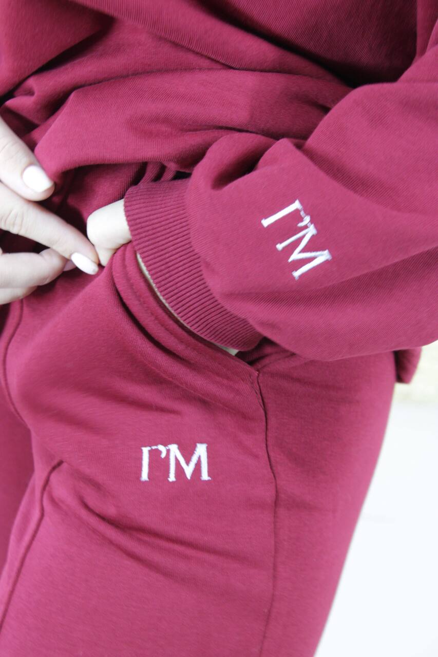 ქალის თავისუფალი კოსტუმი, შინდისფერი - რეტროკომფორტული და მყუდრო შერჩევა.