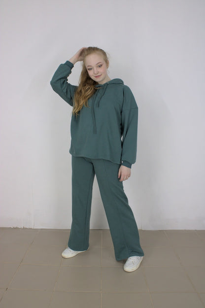ქალის ბამბის კოსტუმი კაპიუშონით - Just econom ბრენდის თანამედროვე დიზაინით.