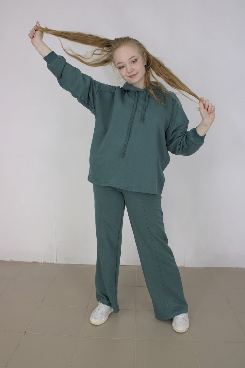 ქალის ბამბის კოსტუმი კაპიუშონით სხვადასხვა ფერებში, კომფორტული და სტილი.