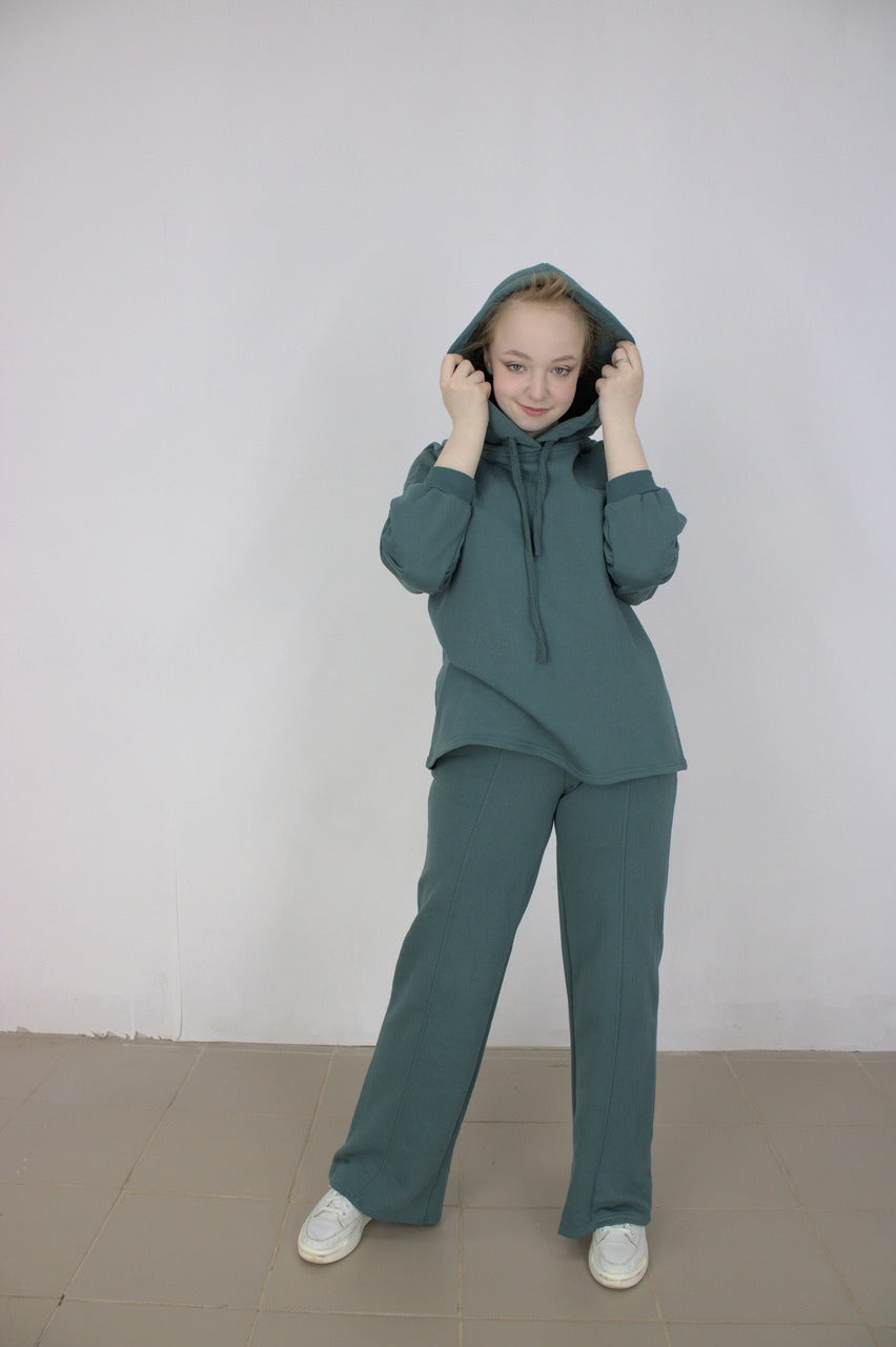 ქალის ბამბის კოსტუმი კაპიუ­შონით, იდეალურია ყოველდღიური ტანსაცმლისთვის.