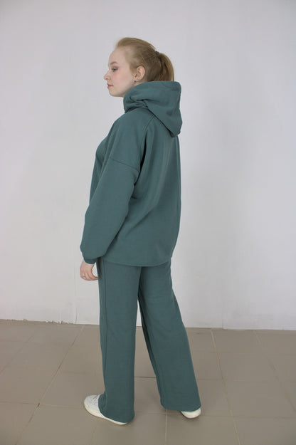 ქალის ბამბის კოსტუმი კაპიუშონით, მაღალი ხარისხით და მოხერხებულობით.