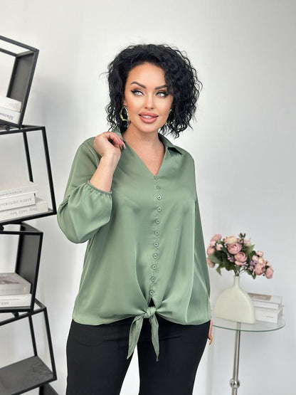 აბრეშუმის ბლუზა ჰალსტუხით და ინგლისური საყელოთი, ყველა ზომა - მშვენიერი აღნიშვნა ნებისმიერი ღონისძიებისთვის.