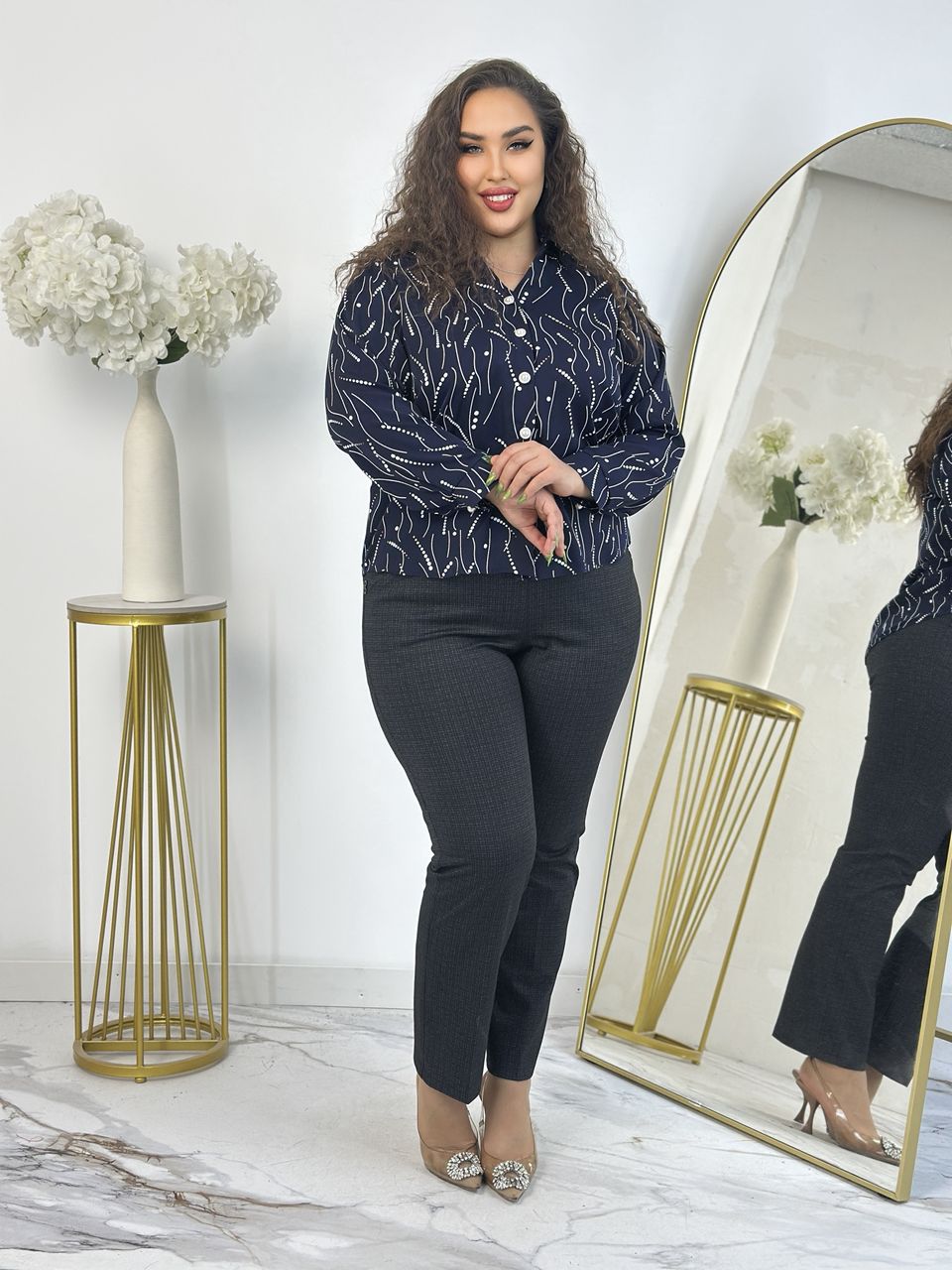 ბლუზა: შეიძინეთ დიდი ზომის ქალის ბლუზა მარგალიტის ღილებით საქართველოში - იდეალურია ყოველდღიური ჩაცმისთვის.