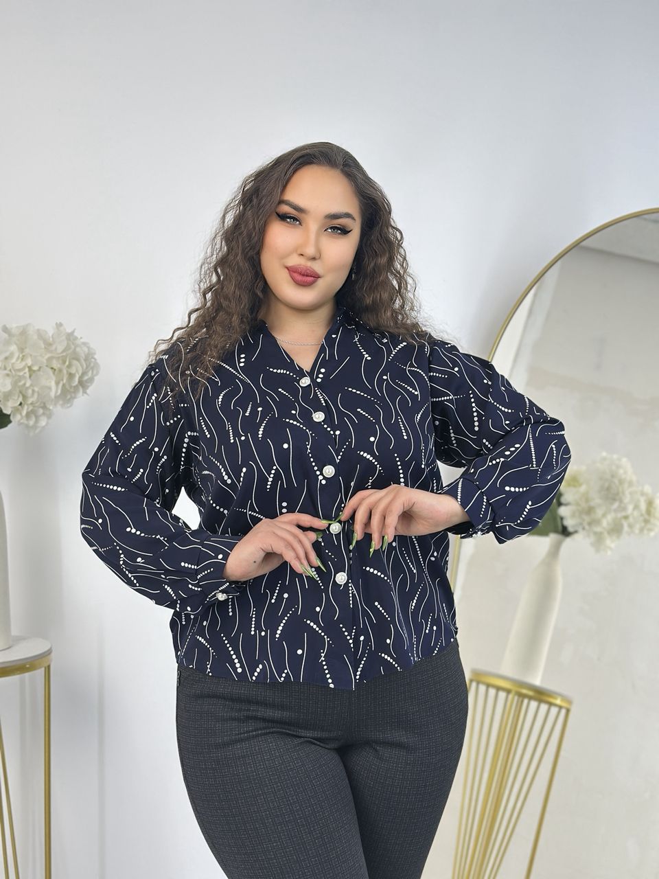 ბლუზა: შეიძინეთ დიდი ზომის ქალის ბლუზა მარგალიტის ღილებით საქართველოში - მოდური და კომფორტული დეტალებით.
