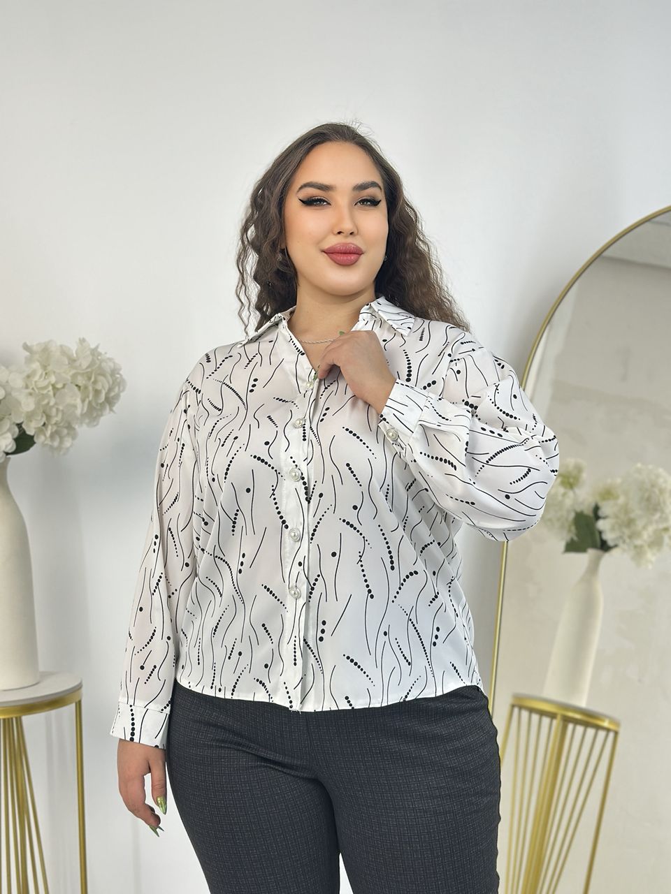 ბლუზა: შეიძინეთ დიდი ზომის ქალის ბლუზა მარგალიტის ღილებით საქართველოში - ტრენდული სტილით.
