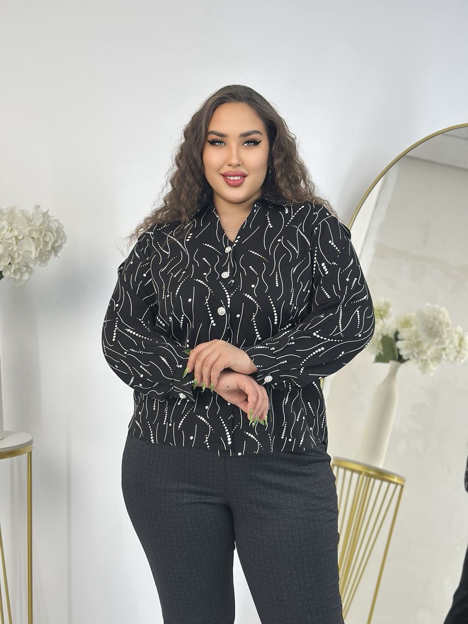 ბლუზა: შეიძინეთ დიდი ზომის ქალის ბლუზა მარგალიტის ღილებით საქართველოში - უნიკალური ელემენტების ნაკრებით.