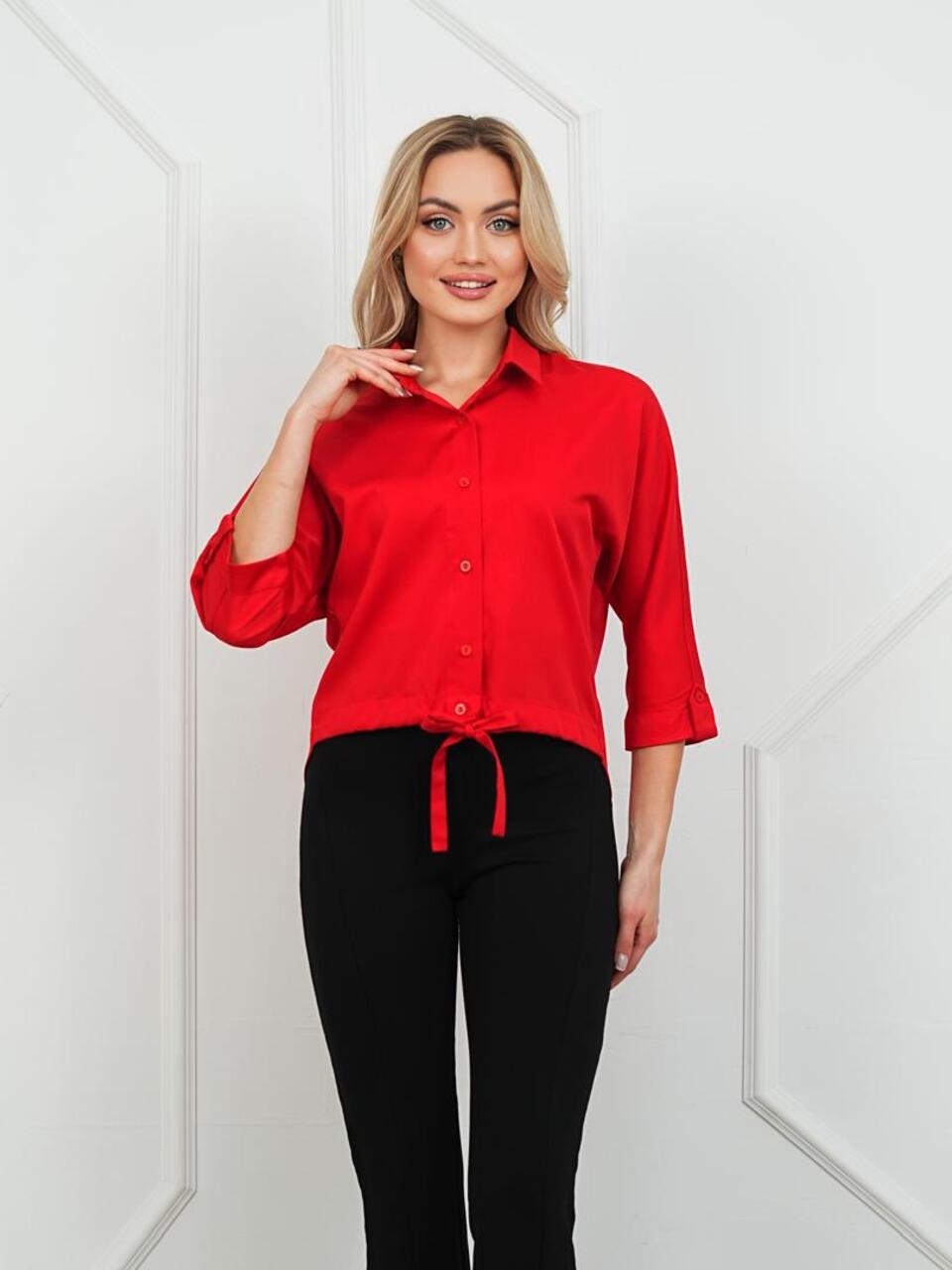 Just econom, ქალი აბრეშუმის ბლუზა ღილებით და წაგრძელებული ზურგით.