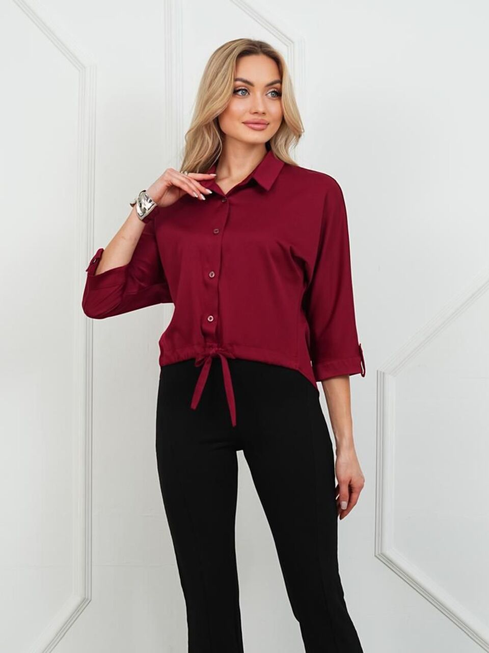 ბლუზა, ქალური აბრეშუმის დიზაინი ღილებით და წაგრძელებული ზურგით.